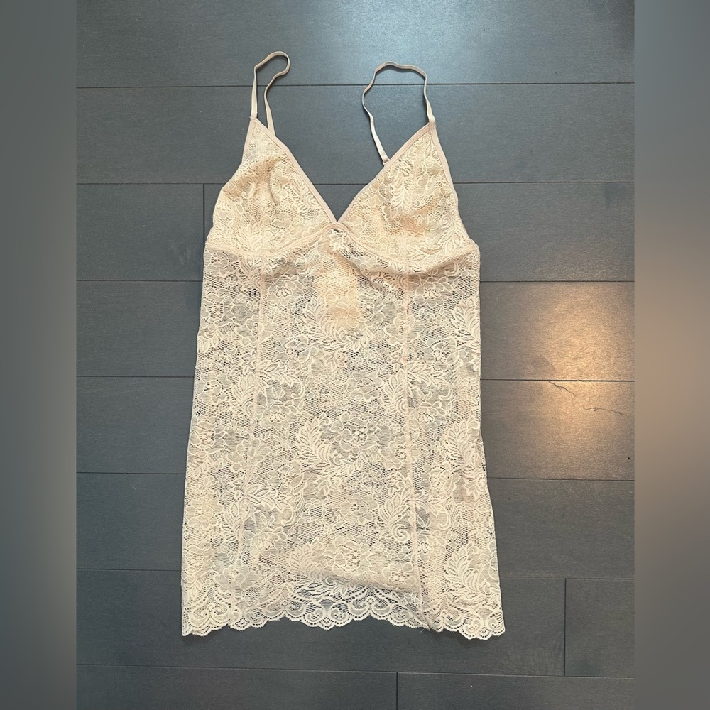 Wilfred aritzia fine lace petal tank size small